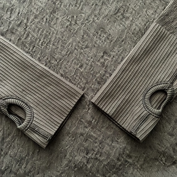 Lululemon Women’s Black Long Sleeve Athletic Top Textured Active Size 4 - Picture 3 of 5